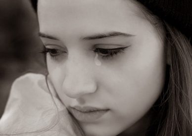 صور بنات تبكي حزينة جداً